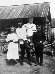 Rasputin und seine Familie in Pokrovskoe